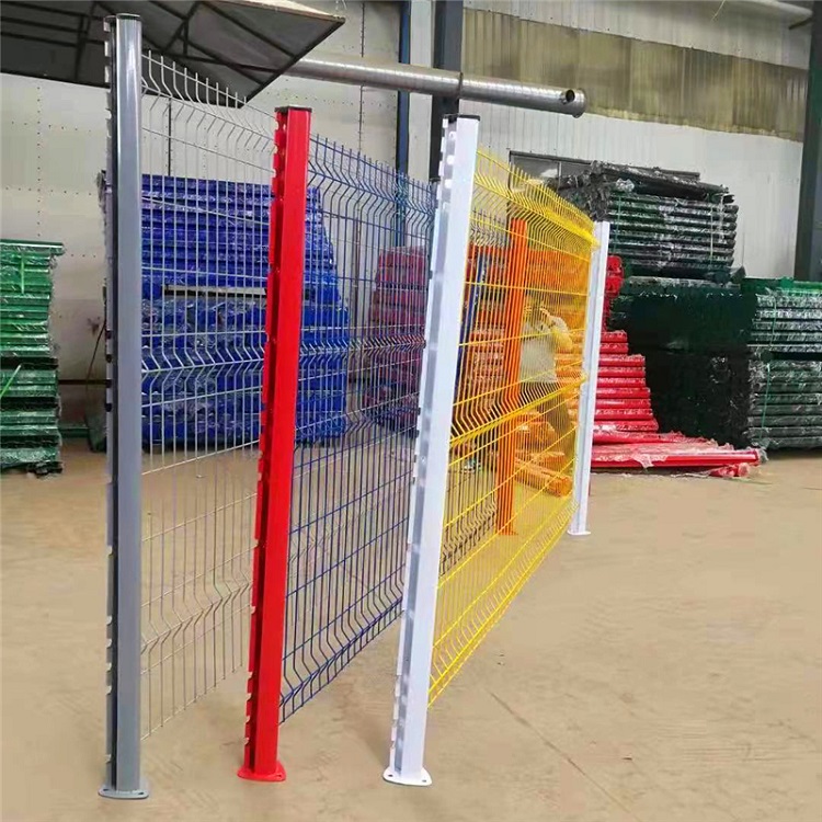 桃型柱與三折彎工藝 工廠隔離護欄網的產品優勢與圍欄設施解析